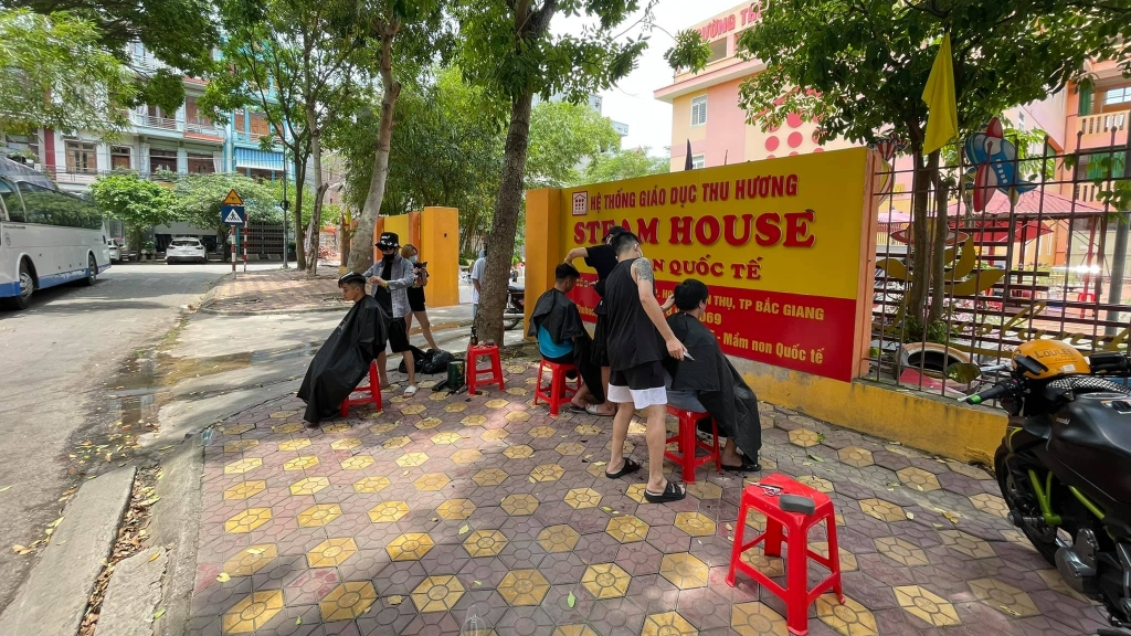 Tiệm cắt tóc miễn phí cho y bác sĩ tuyến đầu chống dịch tại Bắc Giang