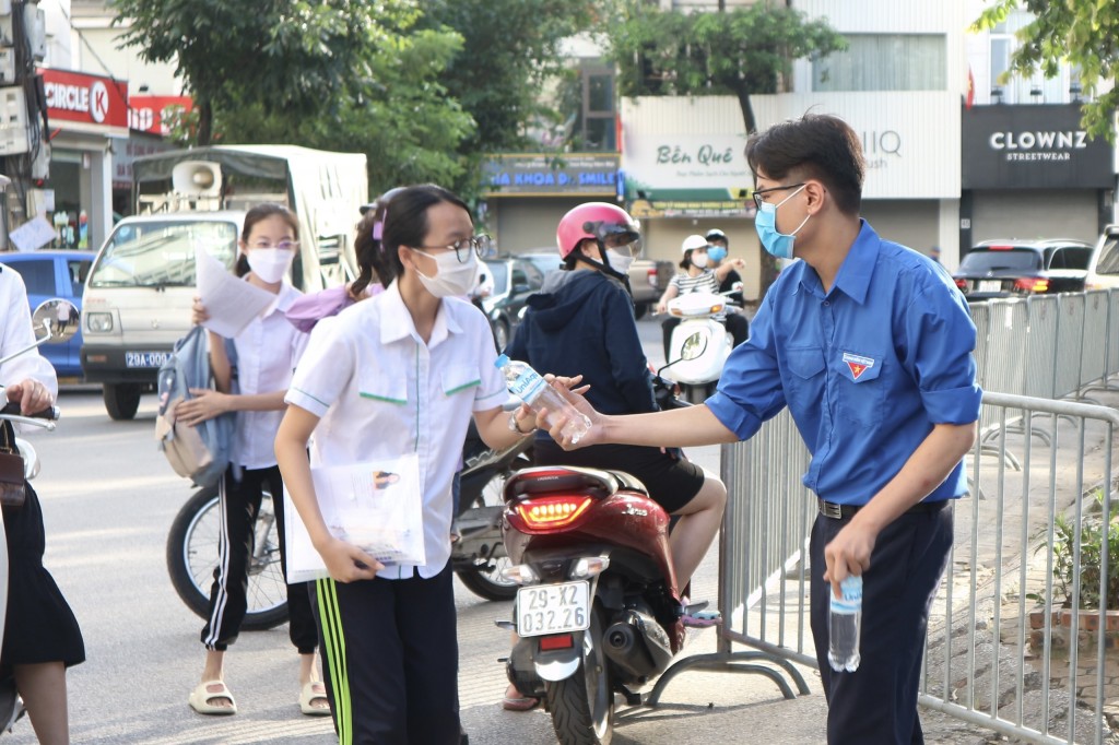 Cầu nối, điểm tựa cho phụ huynh và học sinh để kỳ thi diễn ra thành công