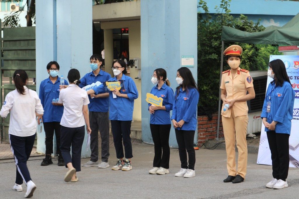 Cầu nối, điểm tựa cho phụ huynh và học sinh để kỳ thi diễn ra thành công