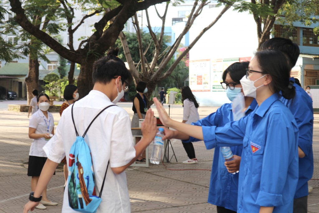 Cầu nối, điểm tựa cho phụ huynh và học sinh để kỳ thi diễn ra thành công