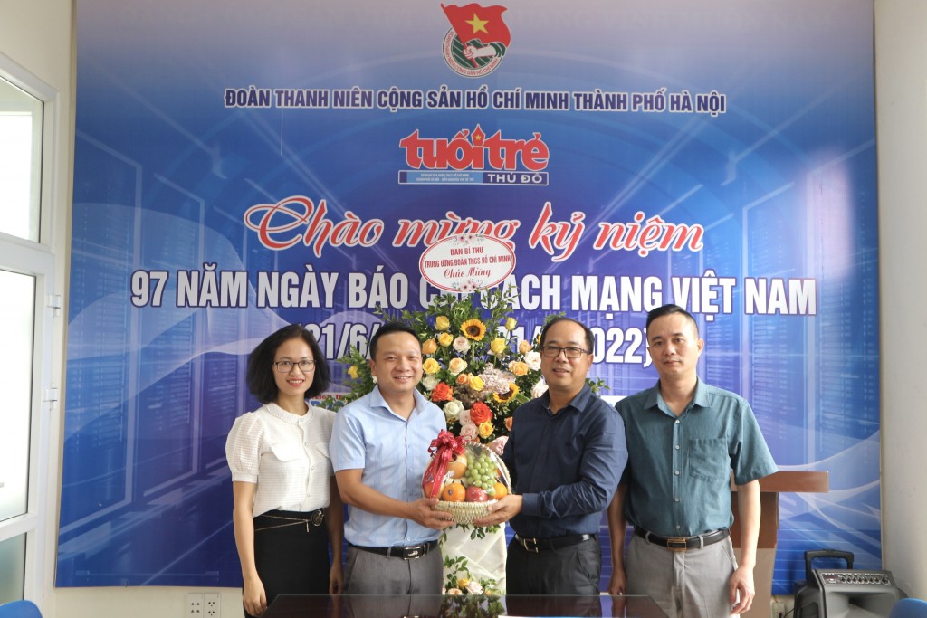 Bí thư Trung ương Đoàn Nguyễn Tường Lâm chúc mừng báo Tuổi trẻ Thủ đô nhân dịp 21/6