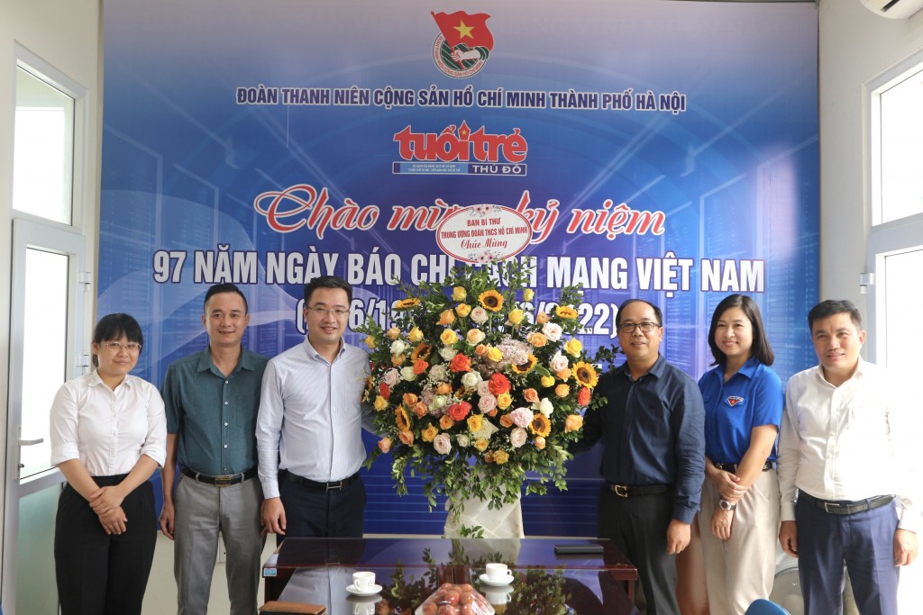 Bí thư Trung ương Đoàn Nguyễn Tường Lâm chúc mừng báo Tuổi trẻ Thủ đô nhân dịp 21/6