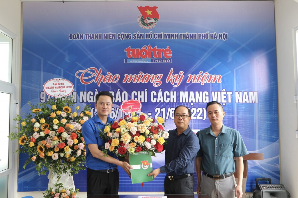Bí thư Trung ương Đoàn Nguyễn Tường Lâm chúc mừng báo Tuổi trẻ Thủ đô nhân dịp 21/6