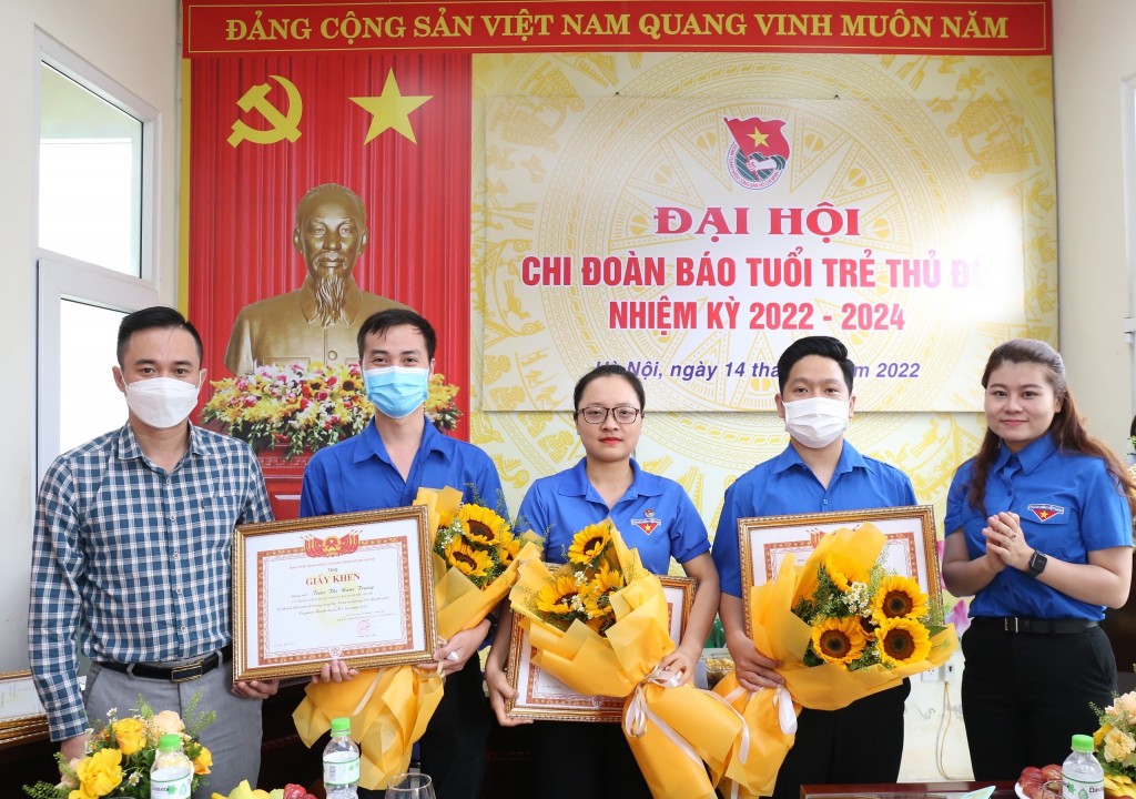 Đường vinh quang đi qua muôn ngàn sóng gió...