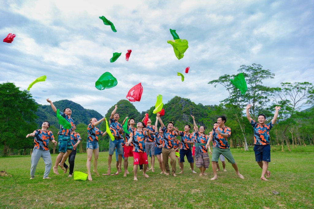 Chơi team building khi đi du lịch mùa hè: gắn kết hay mệt mỏi?