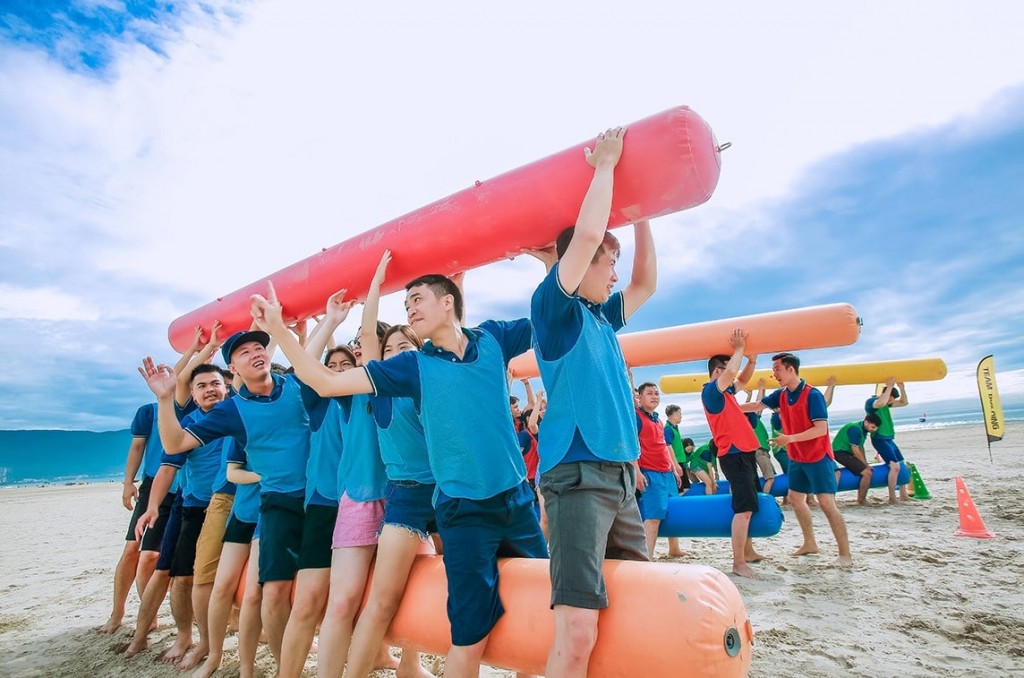 Chơi team building khi đi du lịch mùa hè: gắn kết hay mệt mỏi?