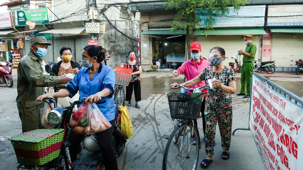 Người trẻ Hà Nội nói gì về phương thức phát phiếu đi chợ?