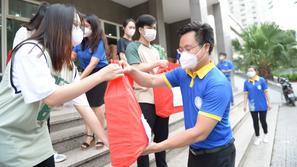 Đồng chí Trần Quang Hưng, Phó Bí thư Thành đoàn, Chủ tịch Hội Sinh viên thành phố Hà Nội trao quà tới sinh viên