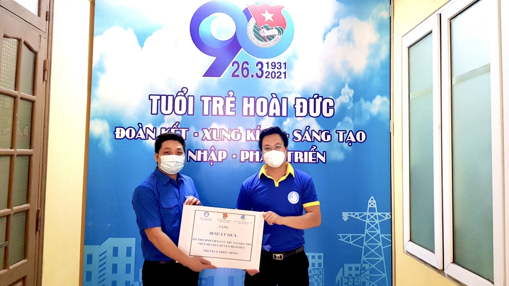 Chủ tịch Hội Sinh viên thành phố thăm, tặng quà sinh viên ở trọ trên địa bàn huyện Hoài Đức