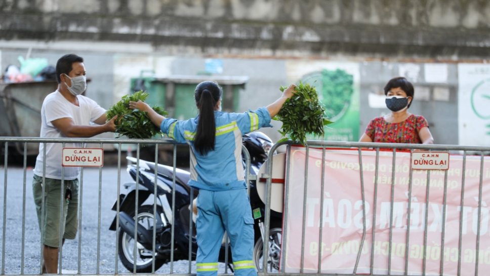 Sạp rau “không cần trả tiền” của 2 nữ công nhân môi trường