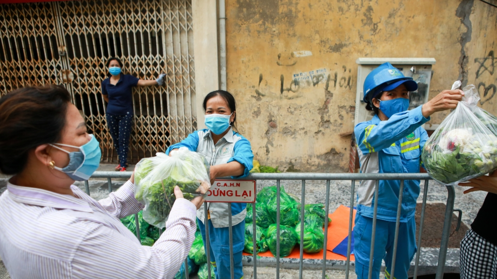 Sạp rau “không cần trả tiền” của 2 nữ công nhân môi trường