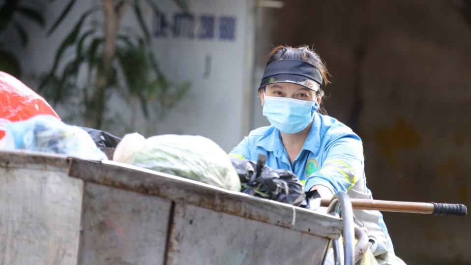Sạp rau “không cần trả tiền” của 2 nữ công nhân môi trường