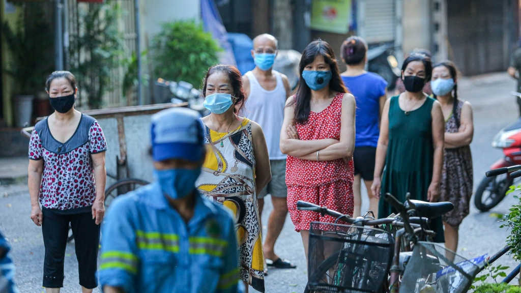 Sạp rau “không cần trả tiền” của 2 nữ công nhân môi trường