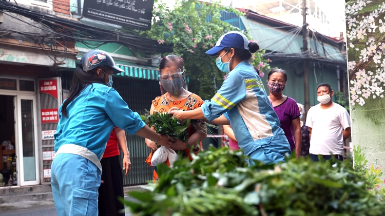 Sạp rau “không cần trả tiền” của 2 nữ công nhân môi trường