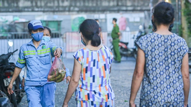 Sạp rau “không cần trả tiền” của 2 nữ công nhân môi trường