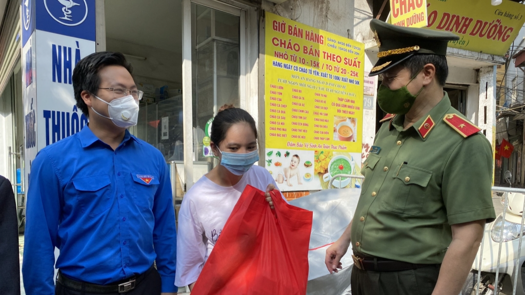 250 suất quà trao yêu thương, tiếp sức sinh viên có hoàn cảnh khó khăn 250 suất quà trao yêu thương, tiếp sức sinh viên có hoàn cảnh khó khăn