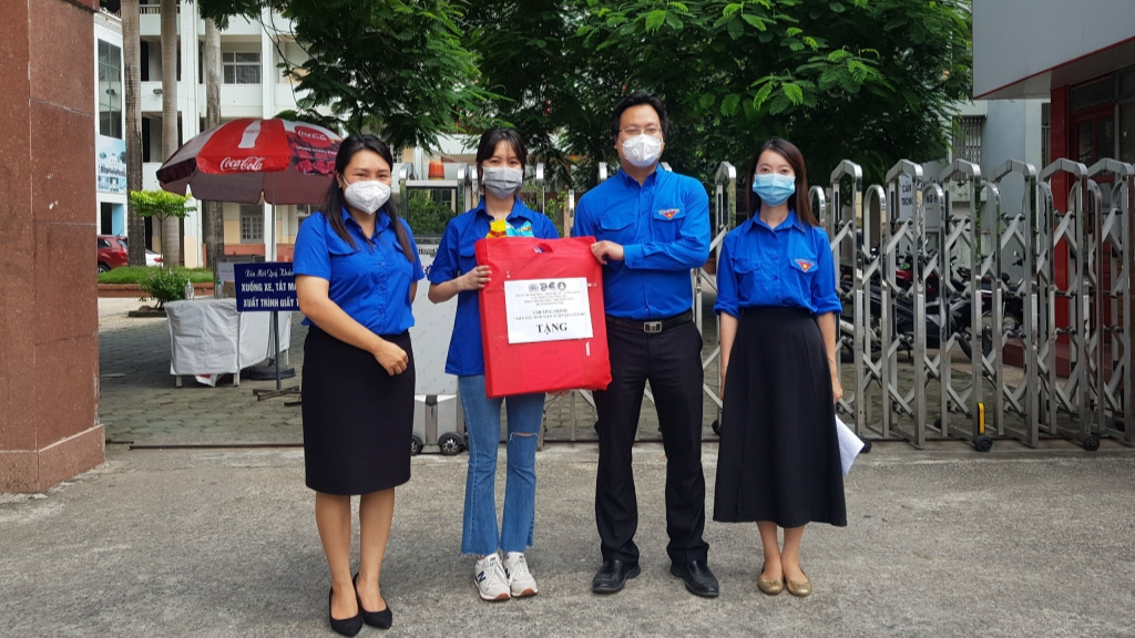 250 suất quà trao yêu thương, tiếp sức sinh viên có hoàn cảnh khó khăn 250 suất quà trao yêu thương, tiếp sức sinh viên có hoàn cảnh khó khăn
