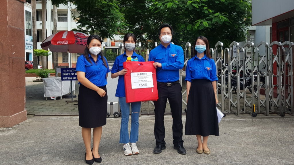 250 suất quà trao yêu thương, tiếp sức sinh viên có hoàn cảnh khó khăn