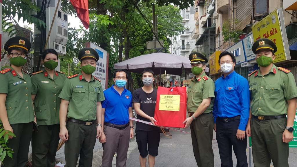 250 suất quà trao yêu thương, tiếp sức sinh viên có hoàn cảnh khó khăn