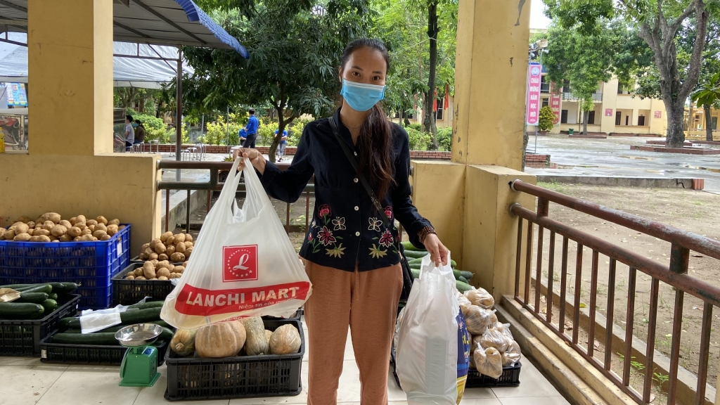 500 suất quà từ “Siêu thị mini 0 đồng” gửi tặng người dân huyện Phúc Thọ 500 suất quà từ “Siêu thị mini 0 đồng” gửi tặng người dân huyện Phúc Thọ