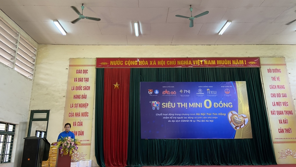 500 suất quà từ “Siêu thị mini 0 đồng” gửi tặng người dân huyện Phúc Thọ