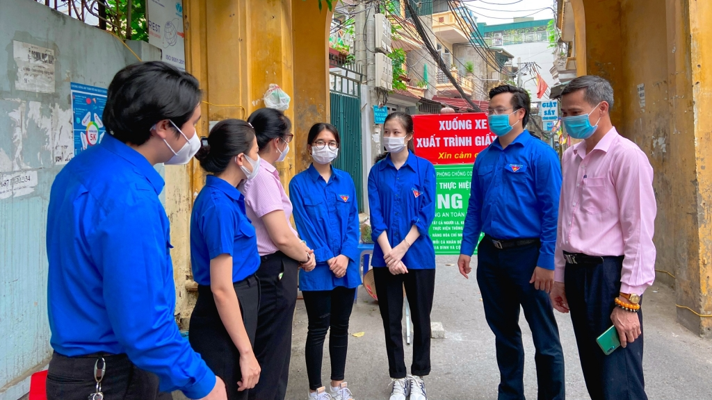 200 suất quà trao yêu thương, tiếp sức sinh viên gặp hoàn cảnh khó khăn