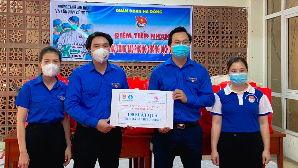 200 suất quà trao yêu thương, tiếp sức sinh viên gặp hoàn cảnh khó khăn