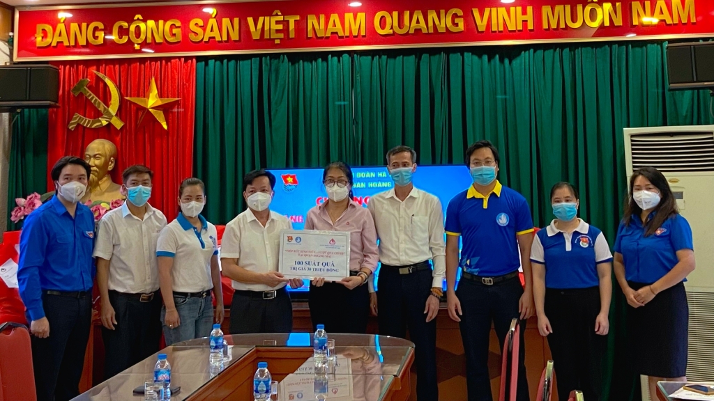 Hàng trăm suất quà ý nghĩa tiếp tục gửi đến sinh viên có hoàn cảnh khó khăn