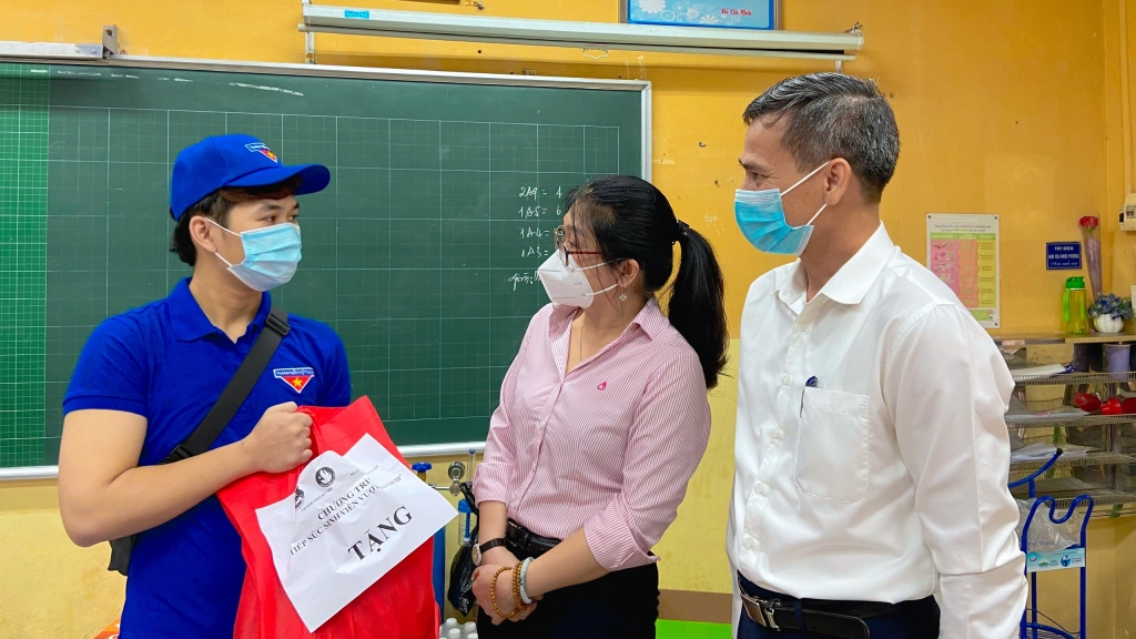 Hàng trăm suất quà ý nghĩa tiếp tục đến tay sinh viên có hoàn cảnh khó khăn