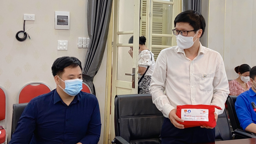 Trao tặng vật tư y tế tới tình nguyện viên tham gia phòng, chống dịch Covid-19