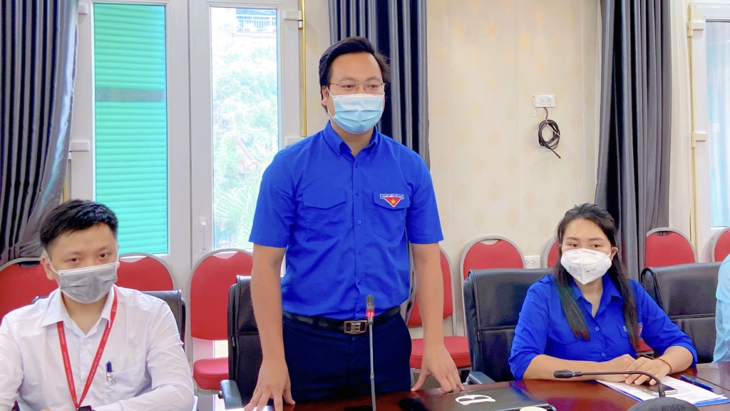 Trao tặng vật tư y tế hỗ trợ tình nguyện viên tham gia phòng, chống dịch Covid-19