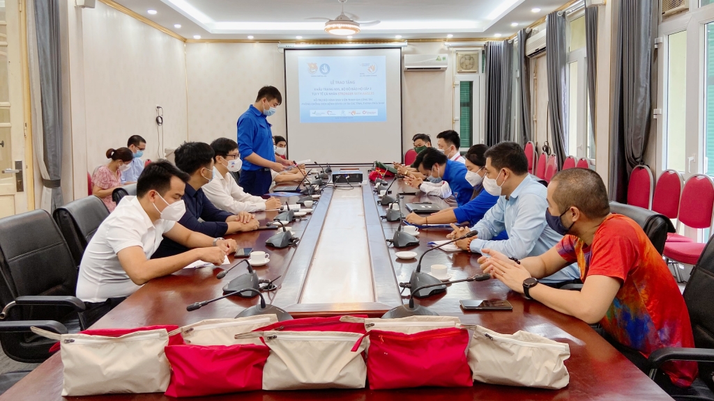 Trao tặng vật tư y tế hỗ trợ tình nguyện viên tham gia phòng, chống dịch Covid-19