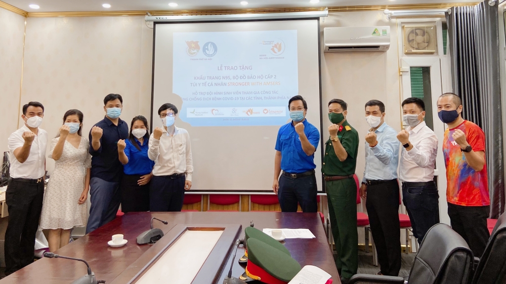 Trao tặng vật tư y tế hỗ trợ tình nguyện viên tham gia phòng, chống dịch Covid-19