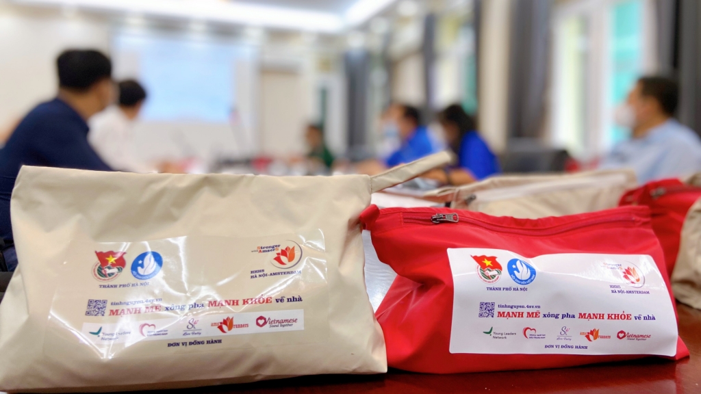 Trao tặng vật tư y tế hỗ trợ tình nguyện viên tham gia phòng, chống dịch Covid-19