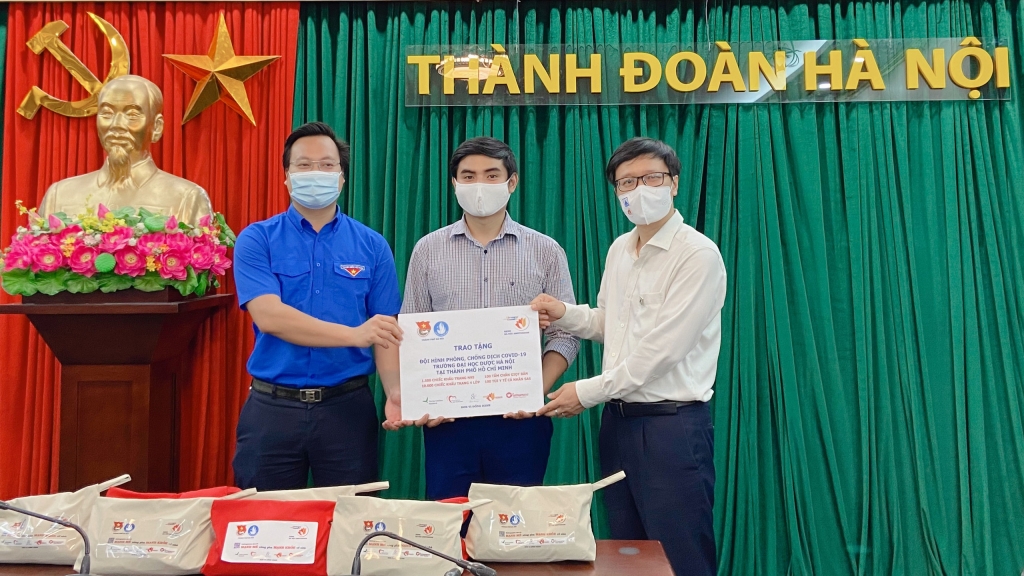 Trao tặng vật tư y tế tới tình nguyện viên tham gia phòng, chống dịch Covid-19