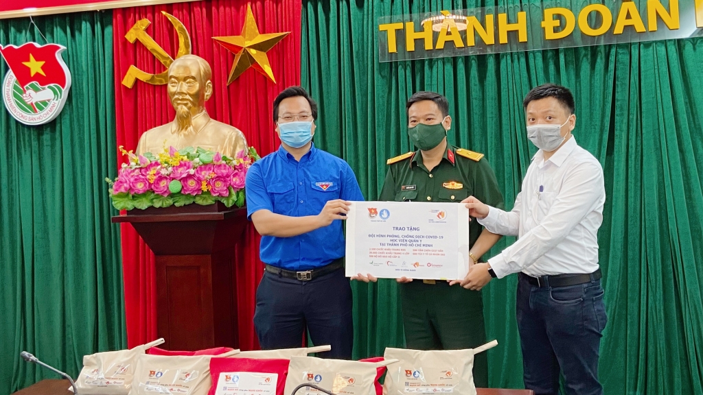 Trao tặng vật tư y tế tới tình nguyện viên tham gia phòng, chống dịch Covid-19
