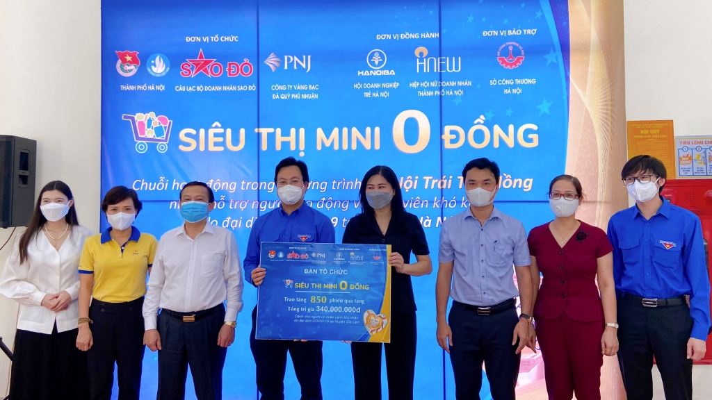 850 suất quà từ siêu thị “không trả tiền” gửi tặng người dân huyện Gia Lâm