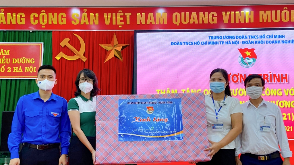 Tuổi trẻ Thủ đô tri ân các mẹ Việt Nam anh hùng, thương, bệnh binh