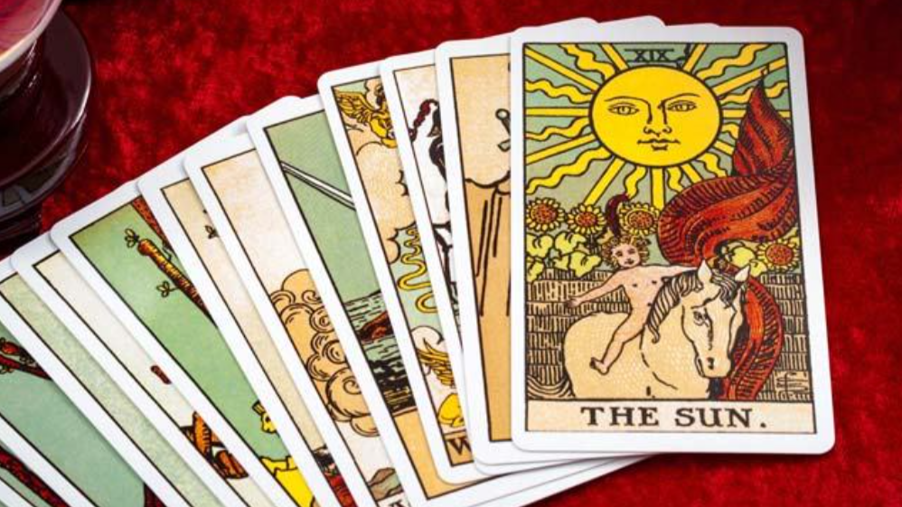 Giới trẻ ngày càng đam mê “bói” bài tarot, xem tử vi trên mạng