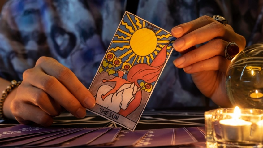 Giới trẻ ngày càng đam mê “bói” bài tarot, xem tử vi trên mạng