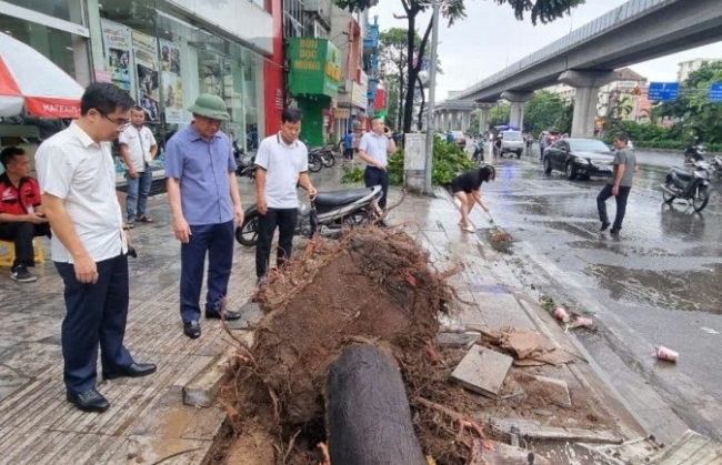 Phó Chủ tịch UBND TP Hà Nội Hà Minh Hải kiểm tra khắc phục hậu quả bão Yagi