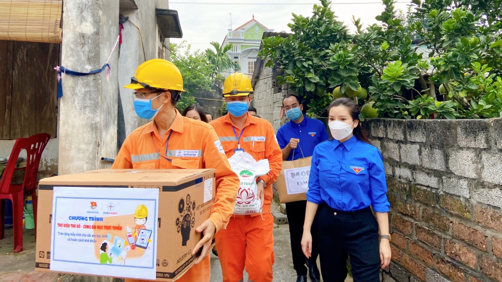 Tặng thiết bị học tập cho học sinh, sinh viên có hoàn cảnh khó khăn