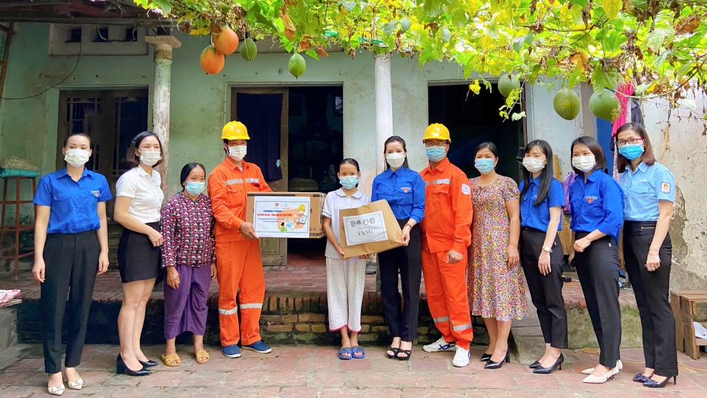 Tặng thiết bị học tập cho học sinh, sinh viên có hoàn cảnh khó khăn