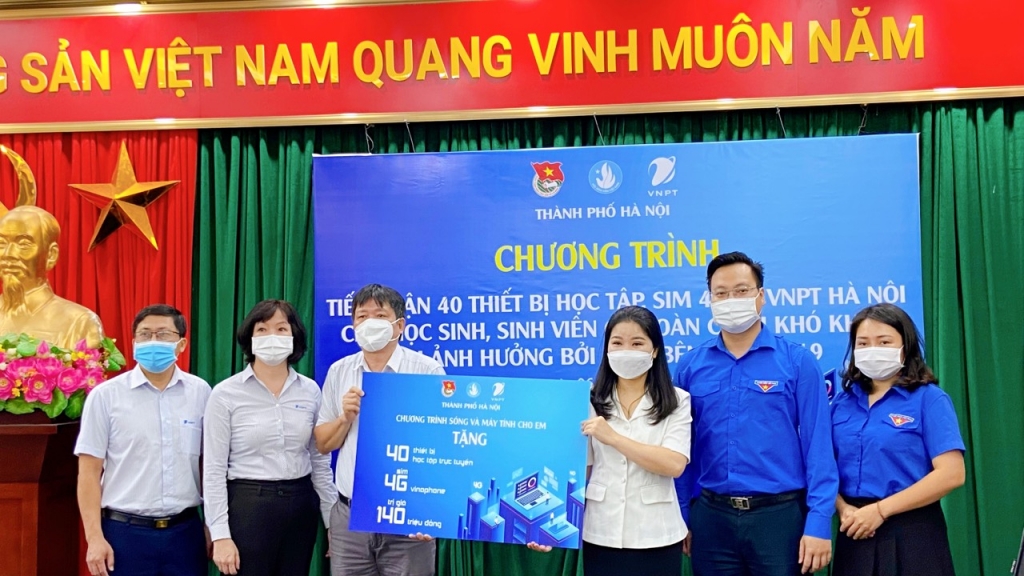 40 thiết bị học tập, sim 4G dành tặng học sinh có hoàn cảnh khó khăn