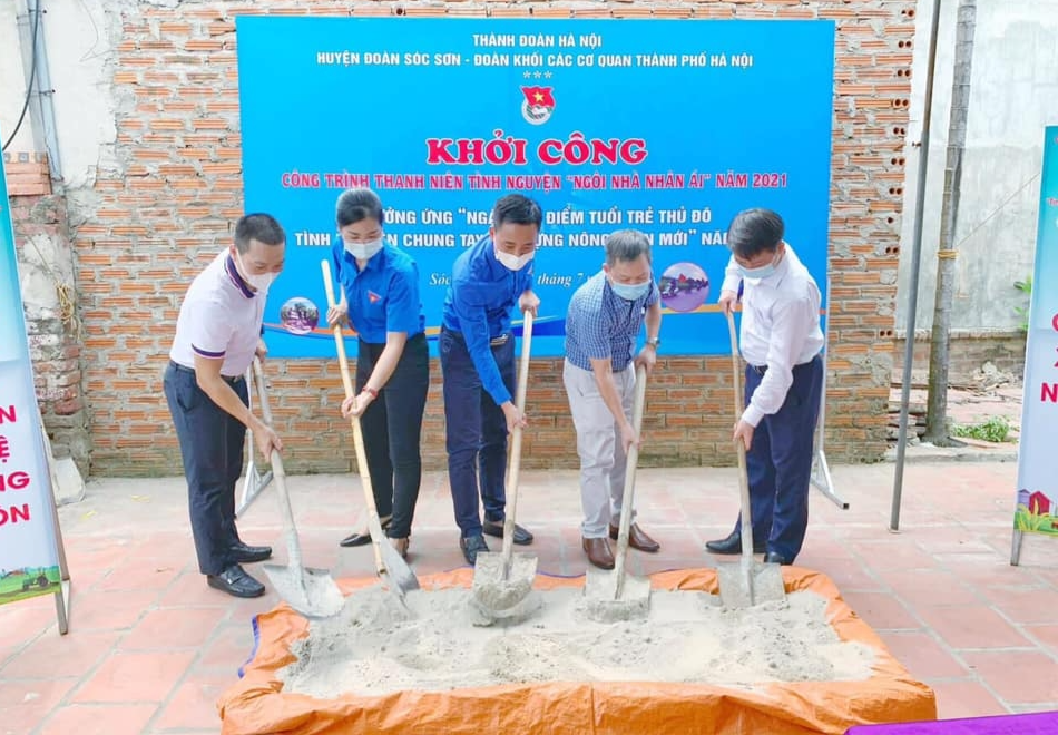 Món quà nghĩa tình gửi tặng gia đình chính sách, cựu chiến binh trên địa bàn huyện Sóc Sơn.