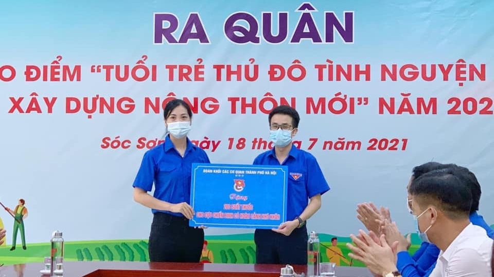 Món quà nghĩa tình gửi tặng gia đình chính sách, cựu chiến binh trên địa bàn huyện Sóc Sơn.