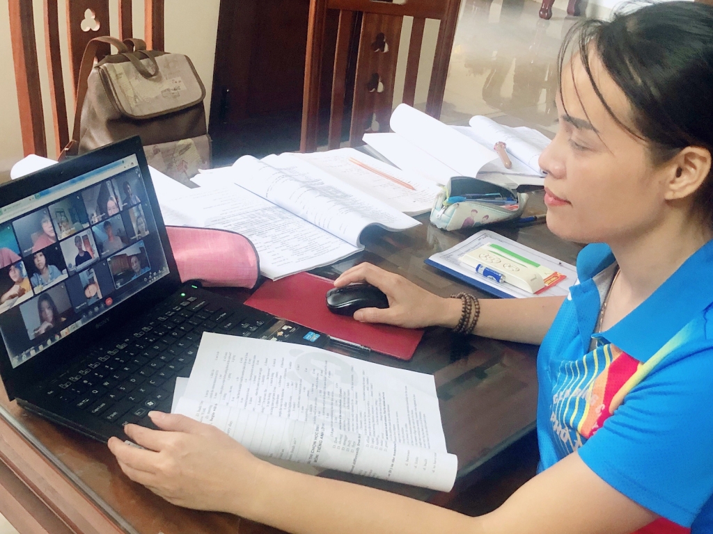 Cô giáo Lan Hương luôn tìm tòi để mang đến những giờ học online hấp dẫn, hiệu quả