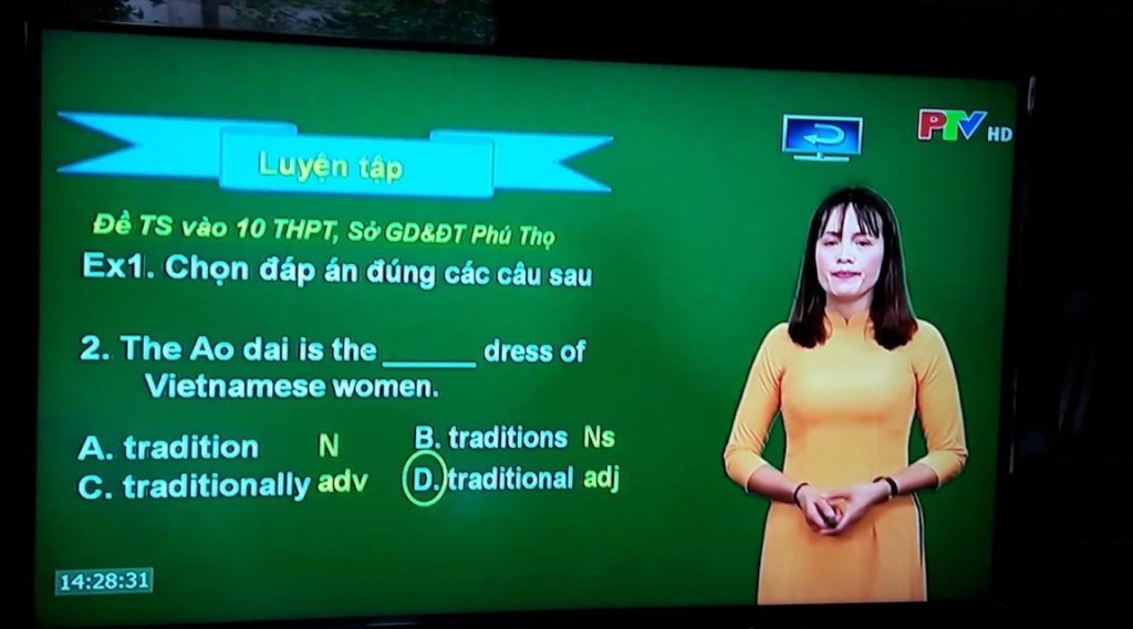 Cô giáo Lan Hương dạy học tiếng Anh trên truyền hình 