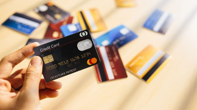 Người trẻ đang trở thành những “con nợ” vì thẻ tín dụng
