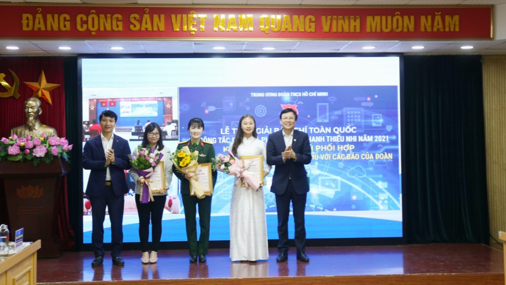 Vinh danh các nhà báo đồng hành, gắn bó với Đoàn